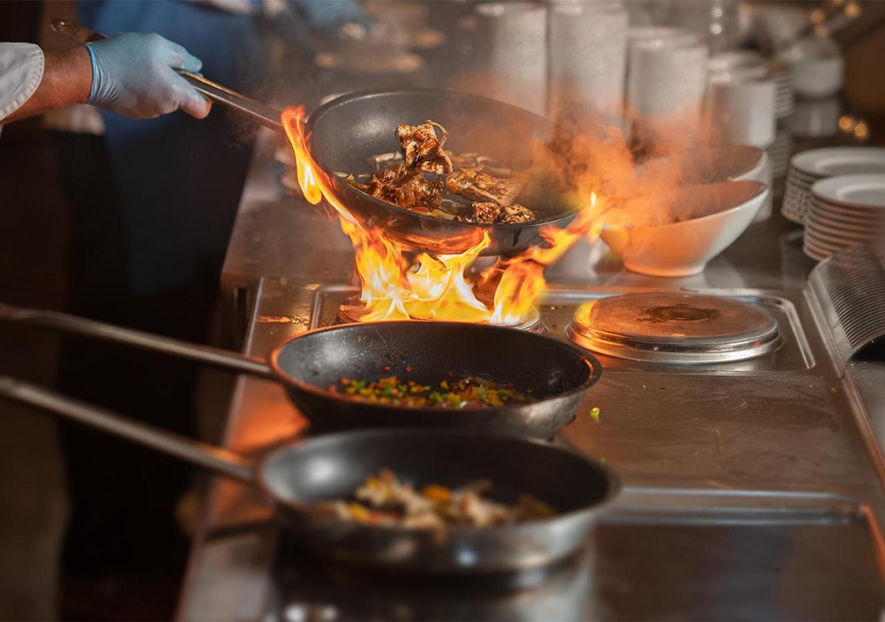 Crystal Inn Hotel - Alamein (Adults Only) El Alamein Kültér fotó A chef cooking with a wok
